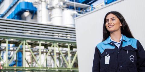 Covestro Mitabeiterin auf Werksgelände