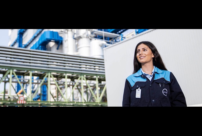 Covestro Mitabeiterin auf Werksgelände