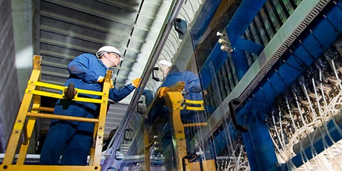 Arbeiter auf einer Leiter in einer Fabrik