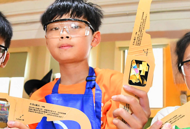 Children explore the mystery of raster through the experiment Magical ColorChanging Glasses