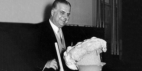 Otto Bayer discovers polyurethanes