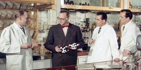 Hermann Schnell discovers polycarbonate