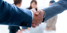 Geschäftsleute beim Händeschütteln