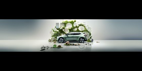 Illustration eines grünen Autos vor einem modernen, mit Pflanzen bewachsenen Bauwerk.