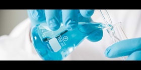 Chemikalien in einem Erlenmeyer Kolben