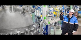 Mitarbeiter prüft Sicherheit